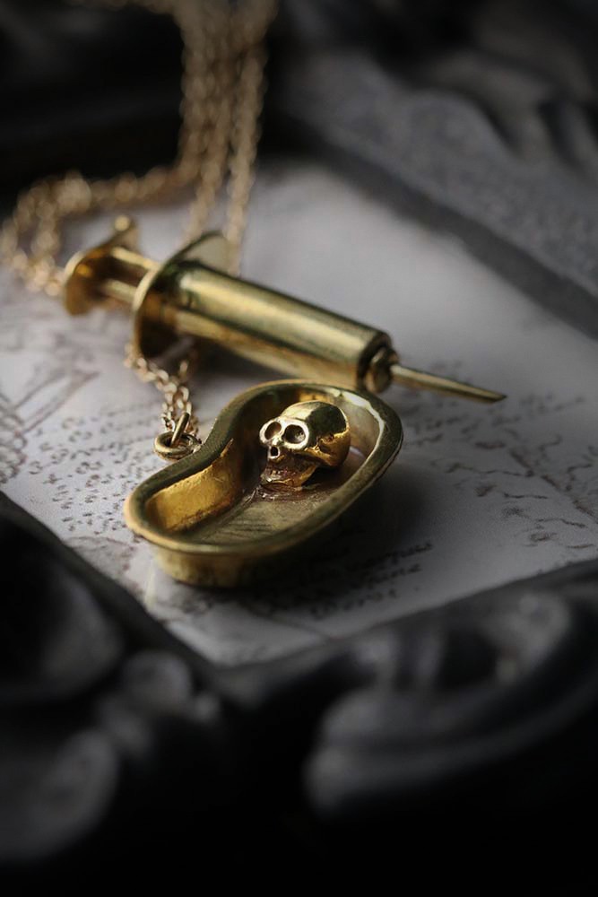 Defy-Necklace-Skull-Syringe-set2
