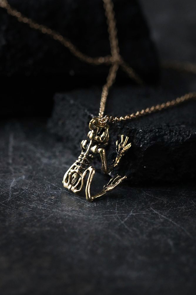 Defy-Necklace-Small-Frog3