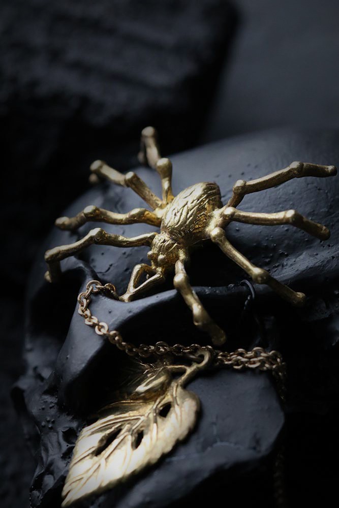 Defy-Necklace-Spider&Leaves3